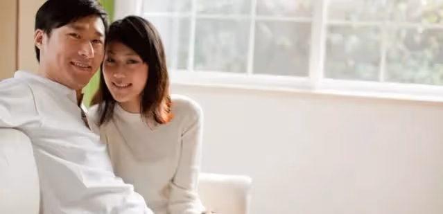 妻子留學生時代男友在家歇息，老公怒提離婚，妻子：你也太小氣了