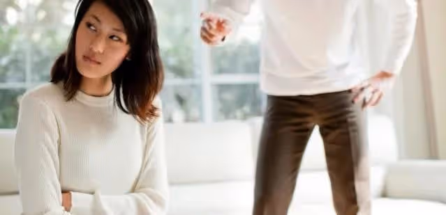 妻子留學生時代男友在家歇息，老公怒提離婚，妻子：你也太小氣了