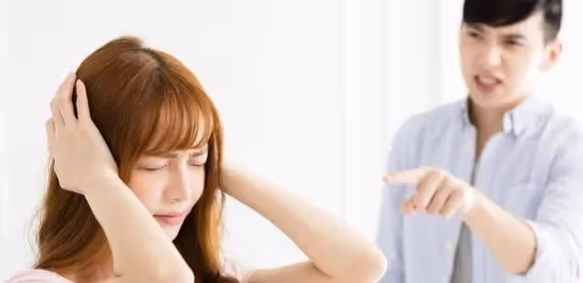 妻子留學生時代男友在家歇息，老公怒提離婚，妻子：你也太小氣了