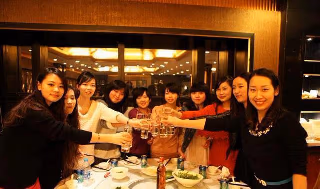 女子相親帶20餘名親友助興，消費2萬要男方買單：這是給他面子