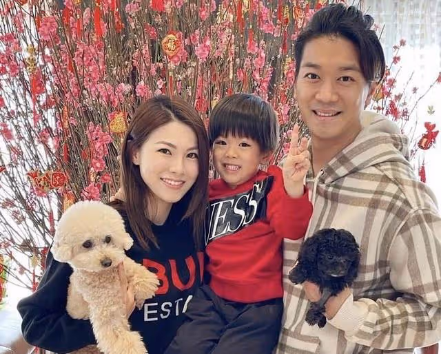 恭喜!TVB著名男星38歲富貴妻子剖腹產下二胎,正式宣布封肚