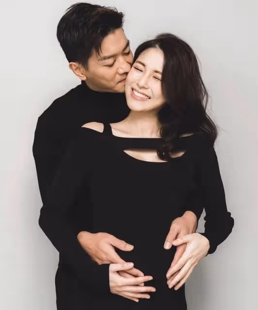 恭喜!TVB著名男星38歲富貴妻子剖腹產下二胎,正式宣布封肚