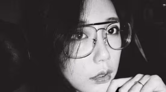 17歲開始,他定期往我卡里打錢,我心甘情願地配合他的任何要求