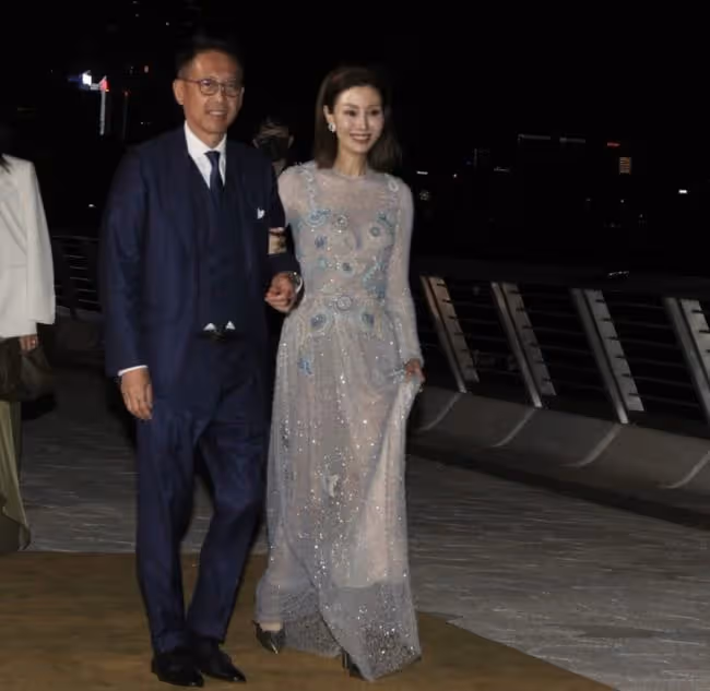 李嘉欣出席富豪派對,與劉鑾雄妻子甘比同場比美,珠光寶氣顯奢華