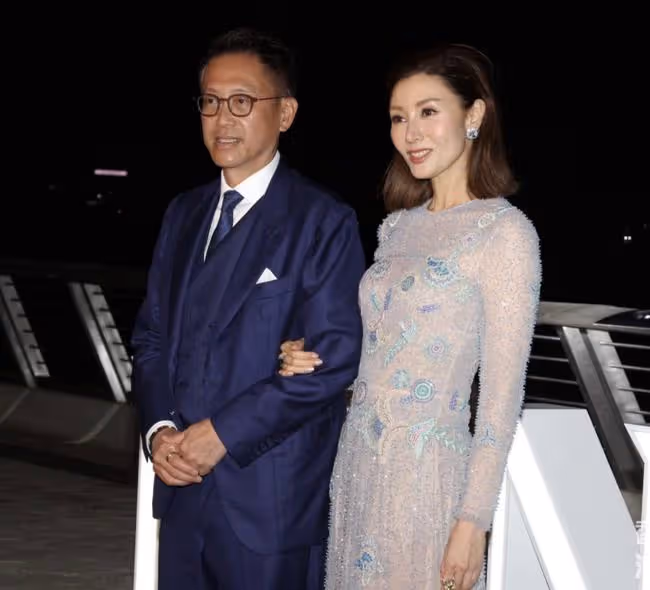 李嘉欣出席富豪派對,與劉鑾雄妻子甘比同場比美,珠光寶氣顯奢華