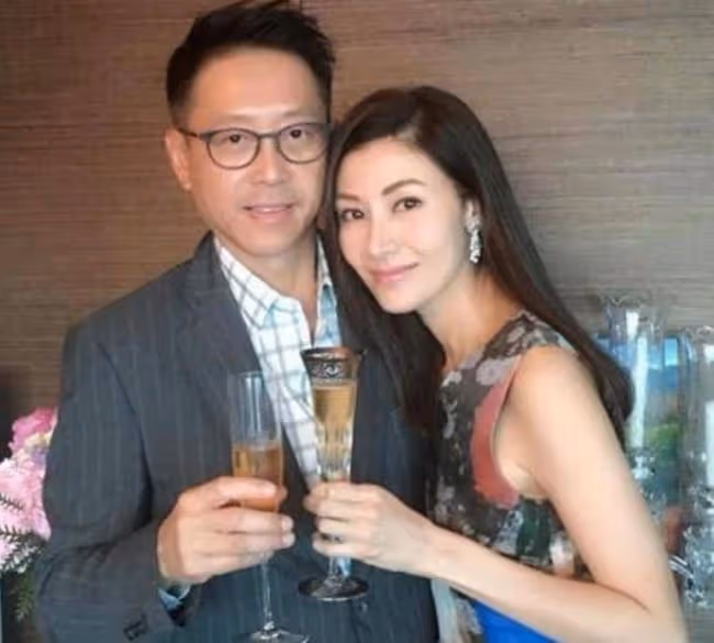 李嘉欣出席富豪派對,與劉鑾雄妻子甘比同場比美,珠光寶氣顯奢華
