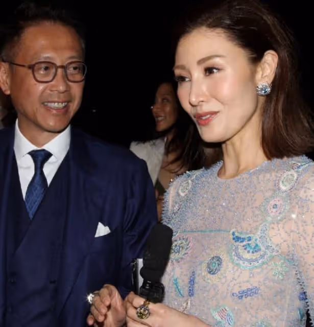 李嘉欣出席富豪派對,與劉鑾雄妻子甘比同場比美,珠光寶氣顯奢華