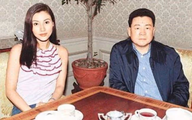 李嘉欣出席富豪派對,與劉鑾雄妻子甘比同場比美,珠光寶氣顯奢華