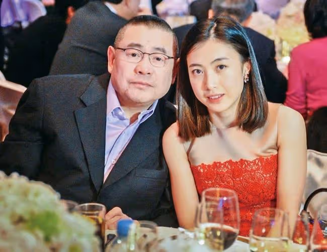 李嘉欣出席富豪派對,與劉鑾雄妻子甘比同場比美,珠光寶氣顯奢華