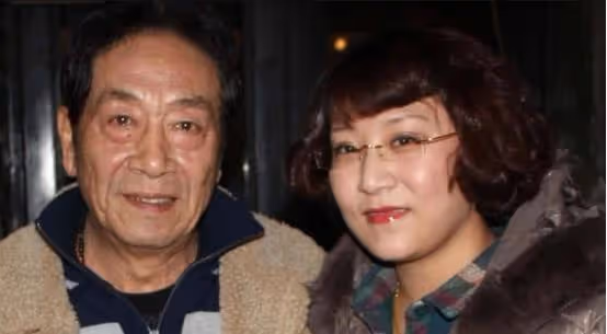 老頭娶小36歲女星,婚後生下二子,生活過得幸福美滿
