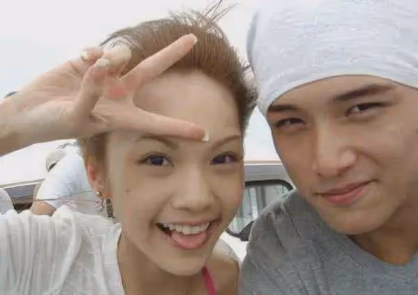 突然官宣結婚!對方還是個大渣男