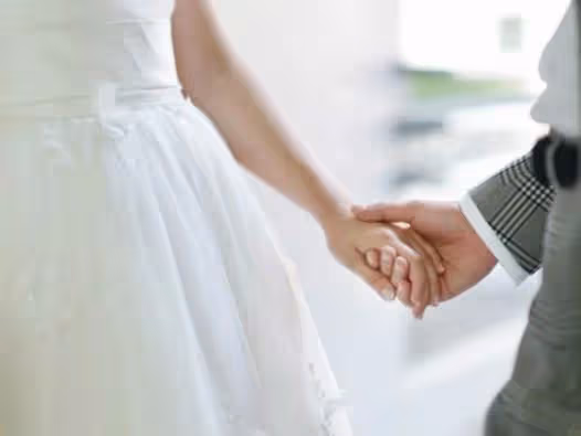 我要遠嫁遭爸媽反對，我和男友偷偷結婚，婚禮當天爸媽不請自來