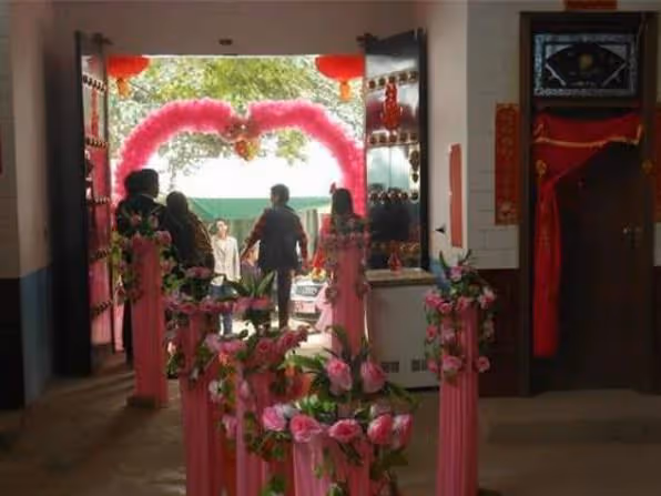 我要遠嫁遭爸媽反對，我和男友偷偷結婚，婚禮當天爸媽不請自來