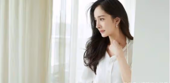 她曾飾演過小楚喬,因為超高的顏值以及實力圈粉,被楊冪簽下的她未來可期!