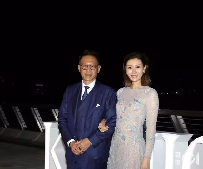 51歲李嘉欣緊挽老公出席活動，女神范依然，許晉亨看老婆眼神超寵溺