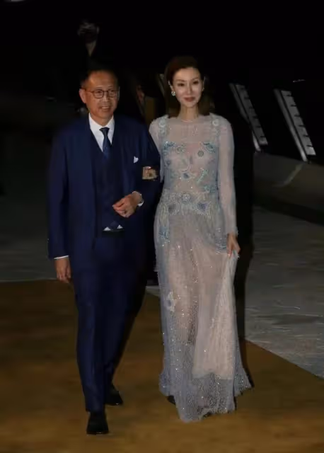 51歲李嘉欣緊挽老公出席活動，女神范依然，許晉亨看老婆眼神超寵溺