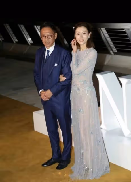 51歲李嘉欣緊挽老公出席活動，女神范依然，許晉亨看老婆眼神超寵溺