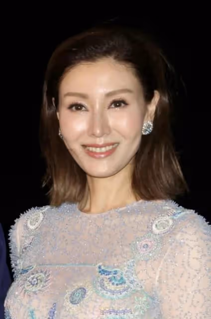 51歲李嘉欣緊挽老公出席活動，女神范依然，許晉亨看老婆眼神超寵溺