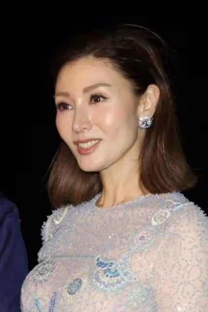 51歲李嘉欣緊挽老公出席活動，女神范依然，許晉亨看老婆眼神超寵溺