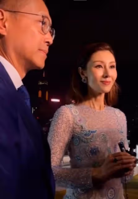 51歲李嘉欣緊挽老公出席活動，女神范依然，許晉亨看老婆眼神超寵溺