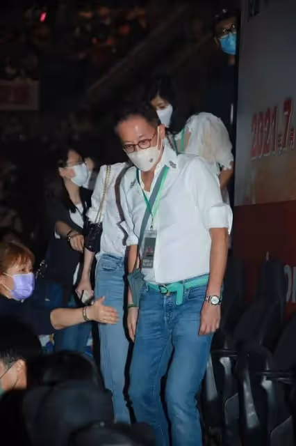 51歲李嘉欣緊挽老公出席活動,女神范依然,許晉亨看老婆眼神超寵溺