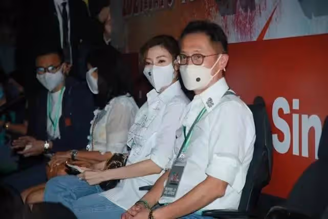 51歲李嘉欣緊挽老公出席活動,女神范依然,許晉亨看老婆眼神超寵溺