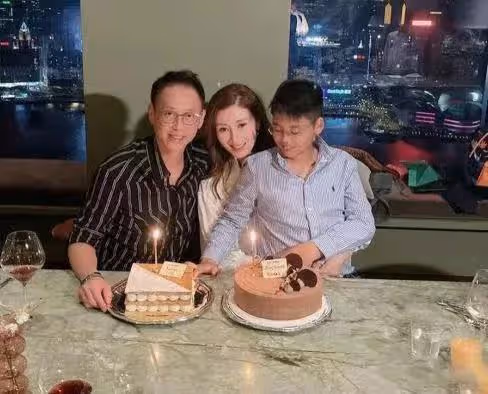 51歲李嘉欣緊挽老公出席活動,女神范依然,許晉亨看老婆眼神超寵溺