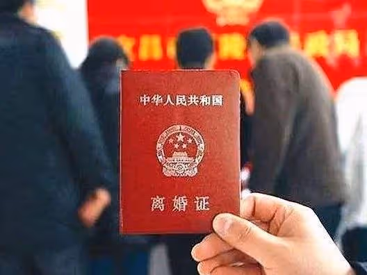 遠嫁三年後離婚，如今我再婚，妹妹送雙舊布鞋，我紅了眼眶