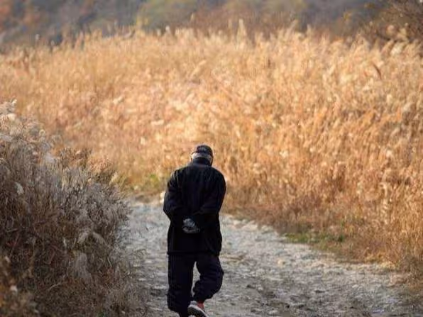 結婚五年後母親去世，我想接父親來城裡養老，可父親執意要住鄉下