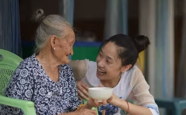 老公去世後小姑子遠嫁，我帶婆婆改嫁，婆婆去世後小姑子送我別墅