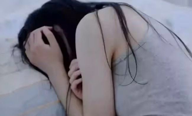 夜晚,我被一個一身惡臭的中年男人按倒,事後他在我臀部留個牙印