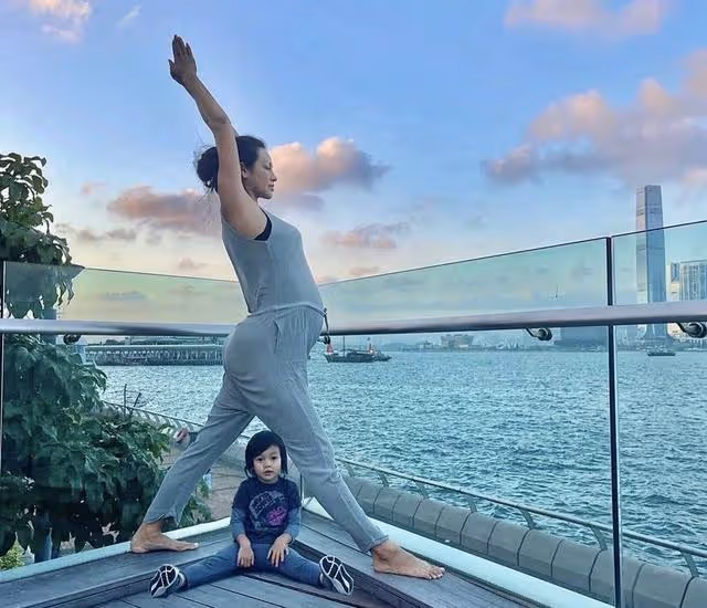 臨盆在即!40歲香港名模懷二胎38周,曬各種高難度瑜伽動作引熱議