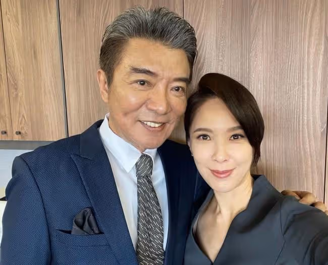 59歲男星施羽近照精神好,入行30年零緋聞,低調娶妻生娃家庭幸福