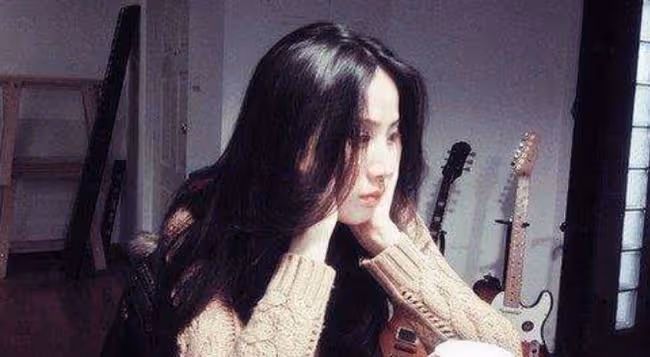 我曾經深愛的女人，現在過著悽慘的日子，周旋於各個老闆的床榻上