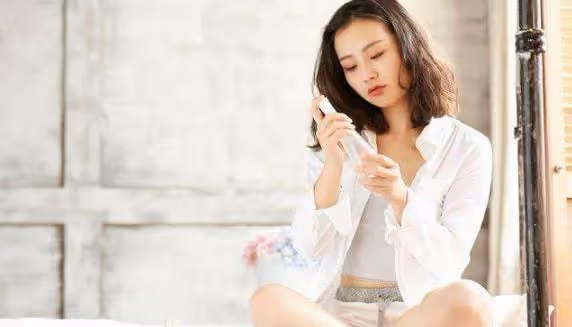 我曾經深愛的女人，現在過著悽慘的日子，周旋於各個老闆的床榻上