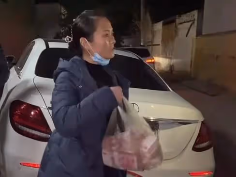 陳亞男退彩禮是虧了還是賺了?朱小偉不缺美女,大衣哥有財富密碼