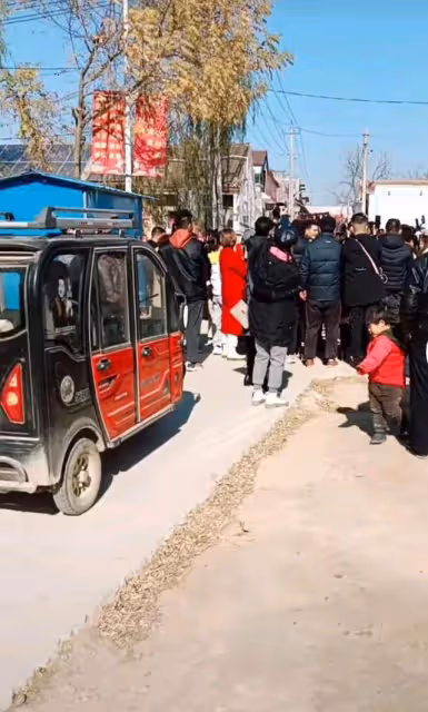 大衣哥家門口成了直播者的禁區,凡有直播必封禁,兩層閣樓變冷清