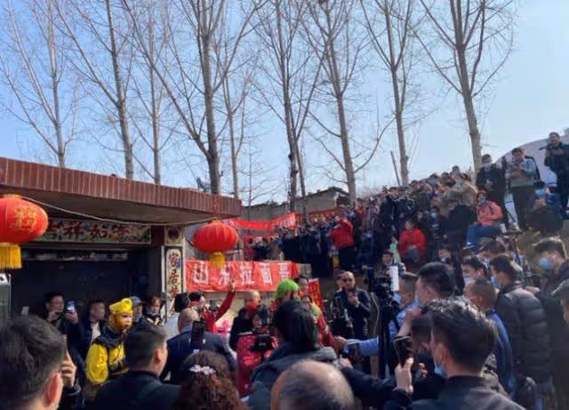 大衣哥家門口成了直播者的禁區,凡有直播必封禁,兩層閣樓變冷清