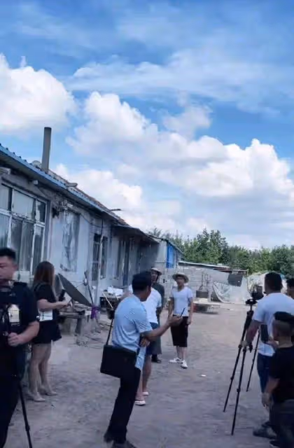 大衣哥家門口成了直播者的禁區,凡有直播必封禁,兩層閣樓變冷清
