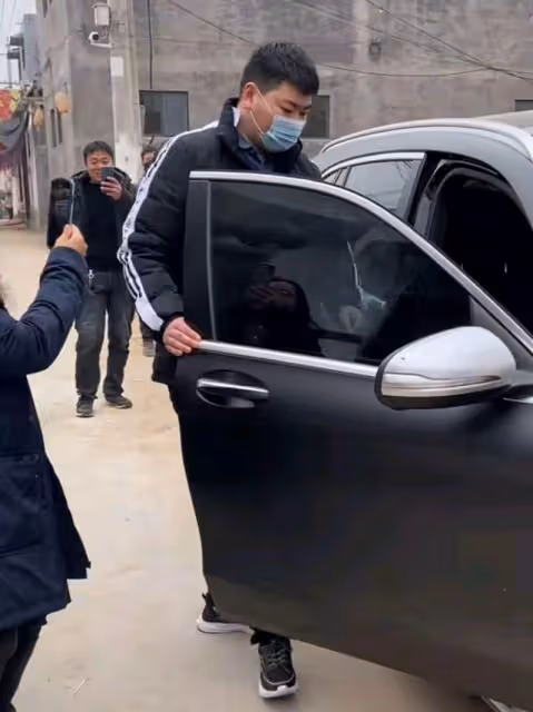 大衣哥家門口成了直播者的禁區,凡有直播必封禁,兩層閣樓變冷清