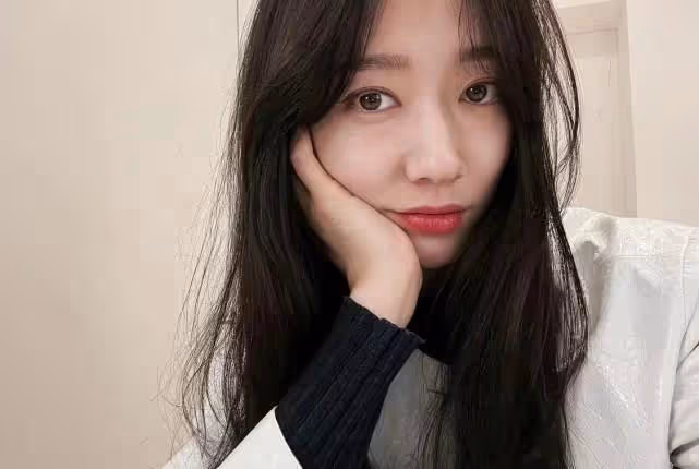 朴信惠分享近照，眼神清澈明亮，孕期臉上肉肉感明顯很有女人味
