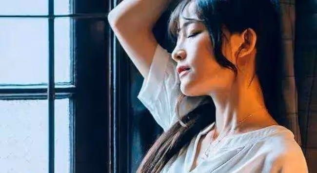 門開了一條縫,傳來女人的嬌媚聲,閨蜜和老公在我房間裡翻雲覆雨