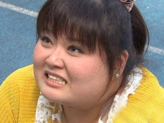 女星陳嘉佳直播賣力狂吃惹網友擔心，罕見公開體重，否認有260斤