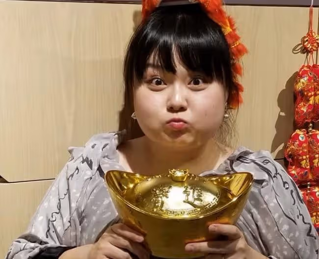 女星陳嘉佳直播賣力狂吃惹網友擔心，罕見公開體重，否認有260斤