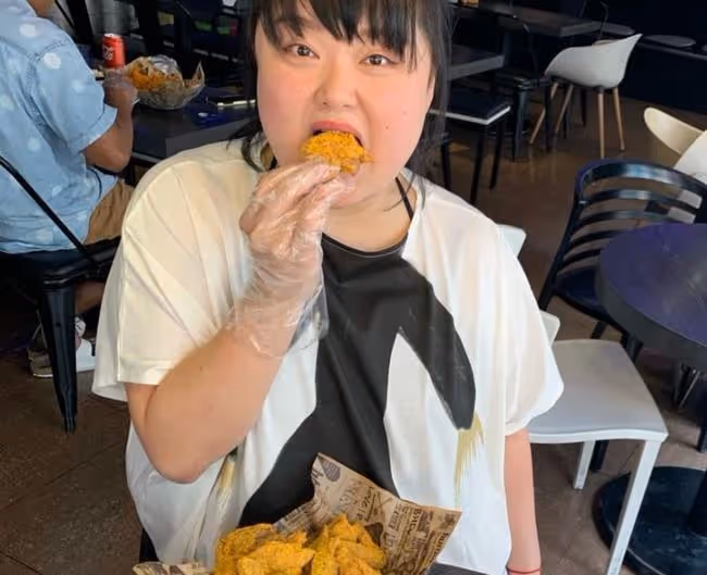 女星陳嘉佳直播賣力狂吃惹網友擔心，罕見公開體重，否認有260斤