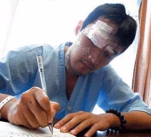 她用自己的命救了胡歌,讓胡歌至今耿耿於懷,以她的名字捐贈學校