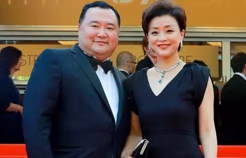 52歲楊瀾一家近照,丈夫隱瞞了23年,女兒和年輕的她很像