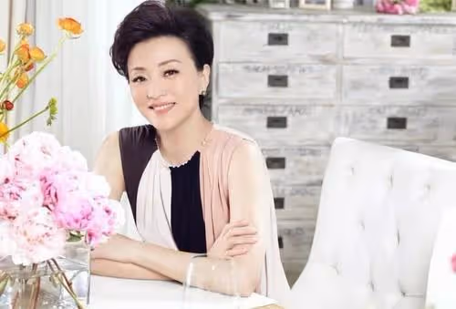 52歲楊瀾一家近照,丈夫隱瞞了23年,女兒和年輕的她很像