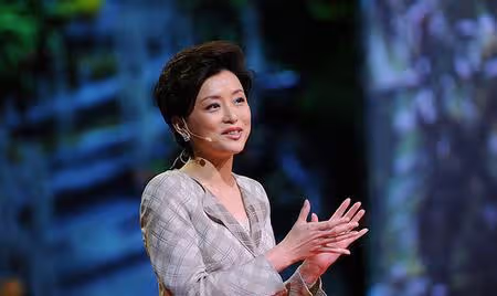 52歲楊瀾一家近照,丈夫隱瞞了23年,女兒和年輕的她很像