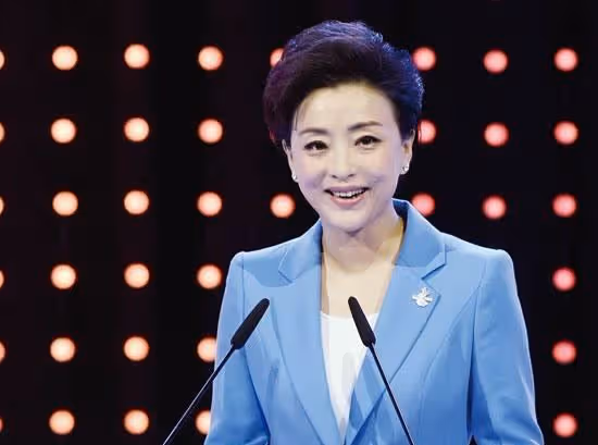 52歲楊瀾一家近照,丈夫隱瞞了23年,女兒和年輕的她很像